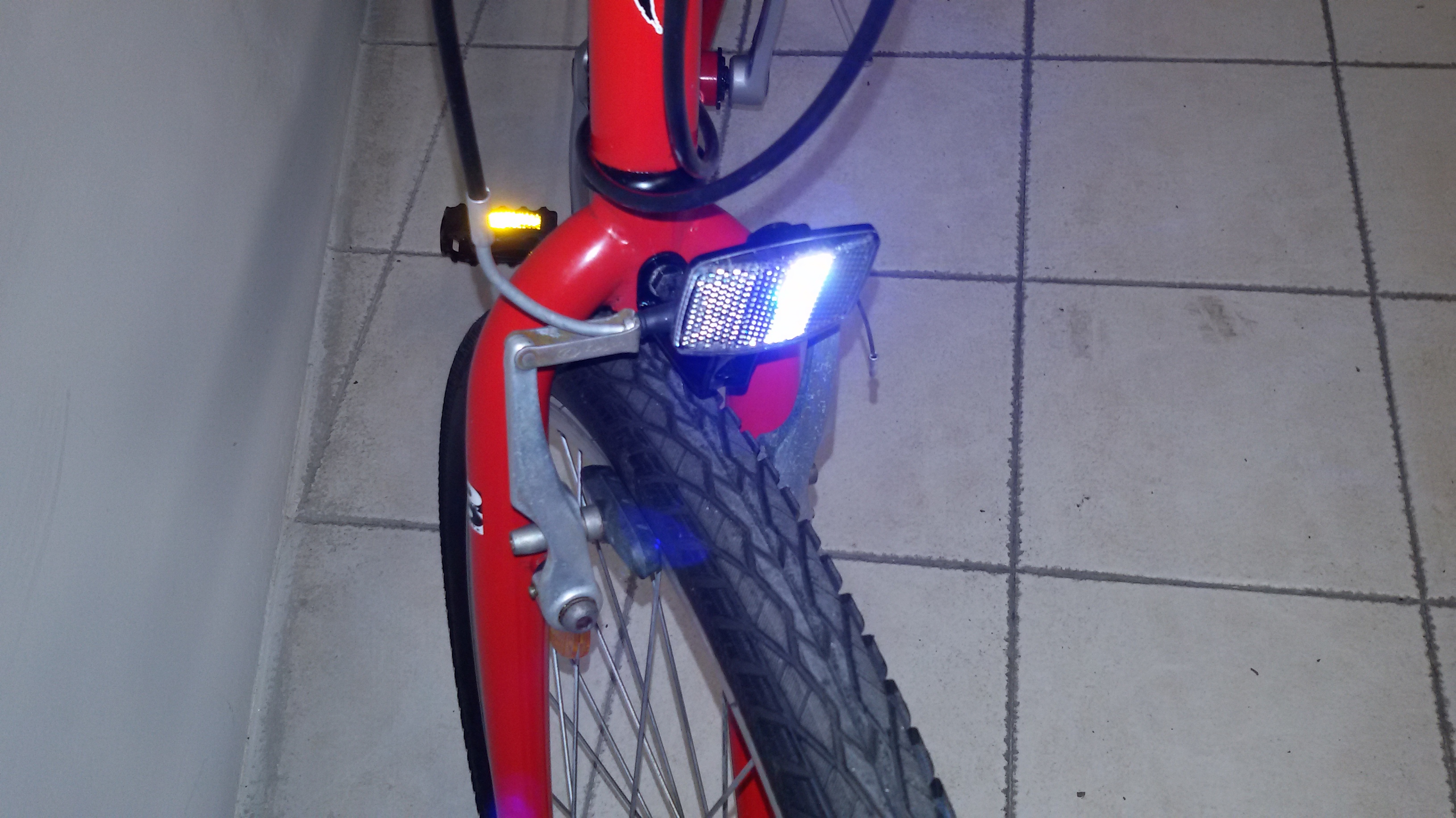 Vendo bicicletta tipo montain Bike marca specialized hardrock GX colore  rosso fuoco ruote 26 copertoni ruote e camera d'aria nuove cambio shimano  con 21 v - Emporia I supermercati dell'usato \u003e Annunci
